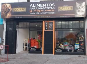 Frente del local comercial Mundo Animal, con carteles que indican alimentos para mascotas "MUNDO ANIMAL" , con un letrero de 'VENTA POR MAYOR Y MENOR'.