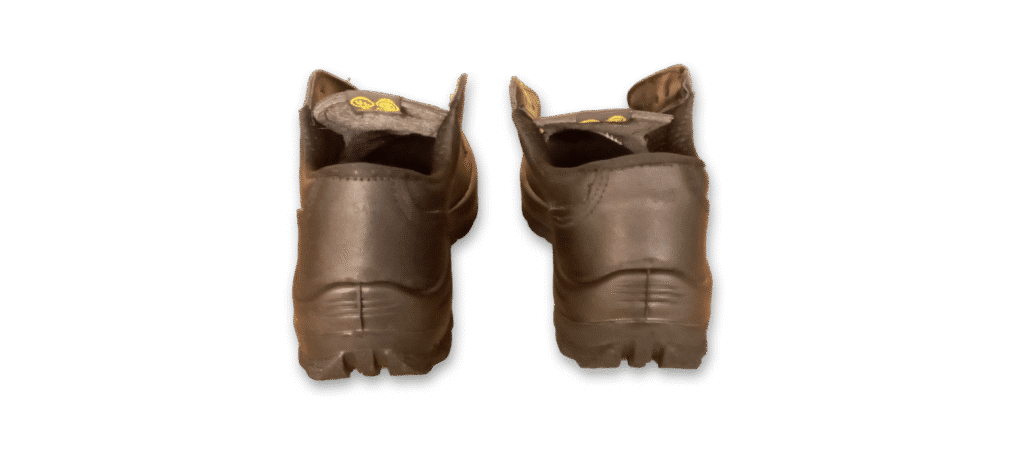 Par de zapatos de seguridad GamaX, modelo 100A-100P, en color negro de cuero descarne, vistos desde la parte trasera.