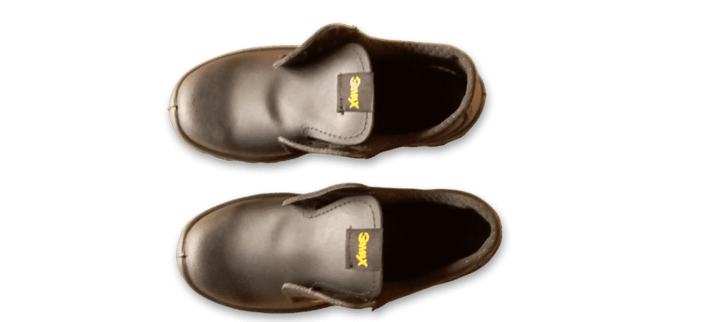 Vista superior de un par de zapatos de seguridad GamaX, modelo 100A-100P, en color negro de cuero descarne.