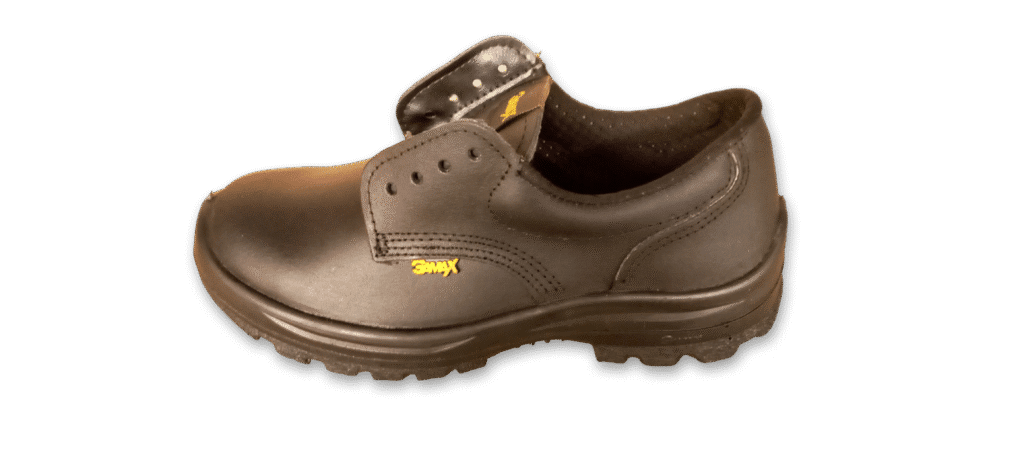 Zapato de seguridad GamaX, modelo 100A-100P, en color negro de cuero descarne, con vista lateral que muestra la caña acolchada de tela negra y el detalle reflectivo.