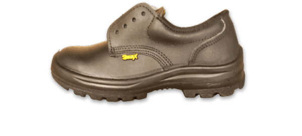 Zapato de seguridad GamaX, modelo 100A-100P, en color negro de cuero descarne, junto a otro botín mostrando su suela negra de alta tracción.