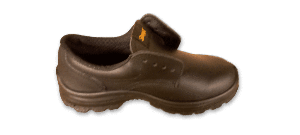 Zapato de seguridad GamaX, modelo 100A-100P, en color negro de cuero descarne, mostrando su suela negra de doble densidad.