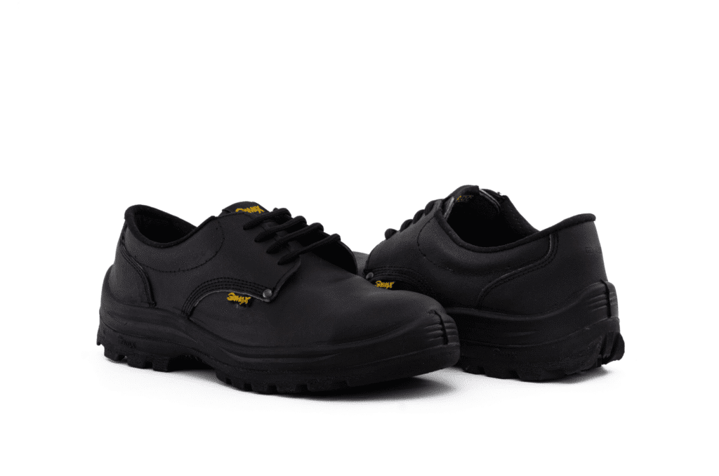 Par de zapatos de seguridad GamaX, modelo 100A-100P, en color negro de cuero descarne, con vista de perfil.