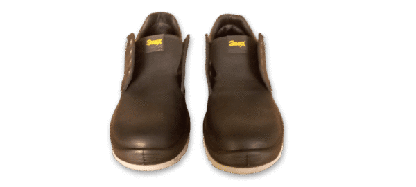 Par de zapatos de seguridad GamaX, modelo 102A-1112P, en cuero flor color negro con suela gris, vistas de frente y ligeramente desde arriba.