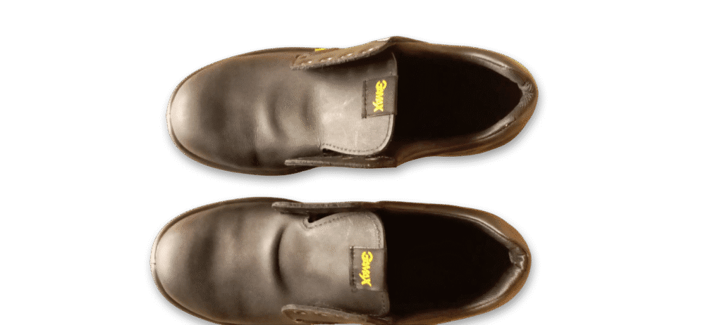 Par de zapatos de seguridad GamaX, modelo 102A-1112P, en cuero flor color negro con suela gris, vistas de arriba.