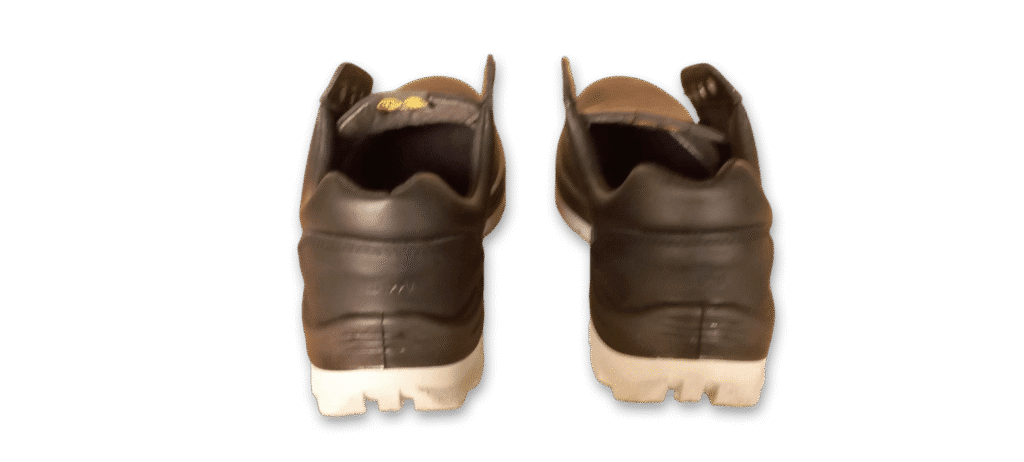 Par de zapatos de seguridad GamaX, modelo 102A-1112P, en cuero flor color negro con suela gris, vistas de espalda.