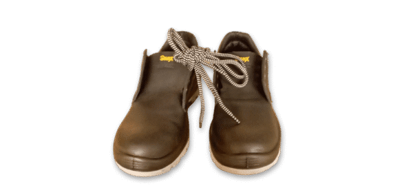 Par de zapatos de seguridad GamaX, modelo 102A-1112P, en cuero flor color negro con suela blanca y cordones atados.