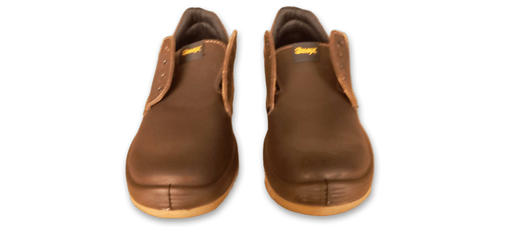 Zapato de seguridad GamaX, modelo 102A-1112P, en cuero flor color marrón con suela color caramelo, vista lateral.