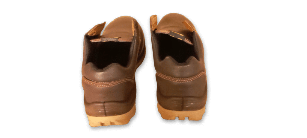 Par de zapatos de seguridad GamaX, modelo 102A-1112P, en cuero flor color marrón con suela color caramelo, vistas de espalda.