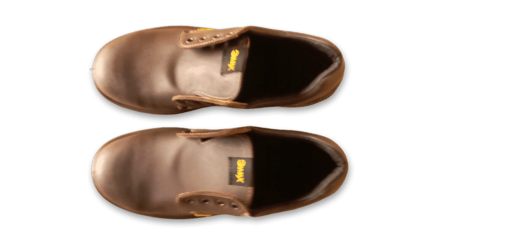 Par de zapatos de seguridad GamaX, modelo 102A-1112P, en cuero flor color marrón con suela color caramelo, vistas desde arriba.