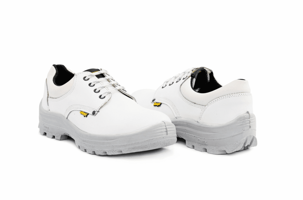 Zapato de seguridad GamaX, modelo 102A-1112P, en cuero flor color blanco con suela gris, vista lateral.