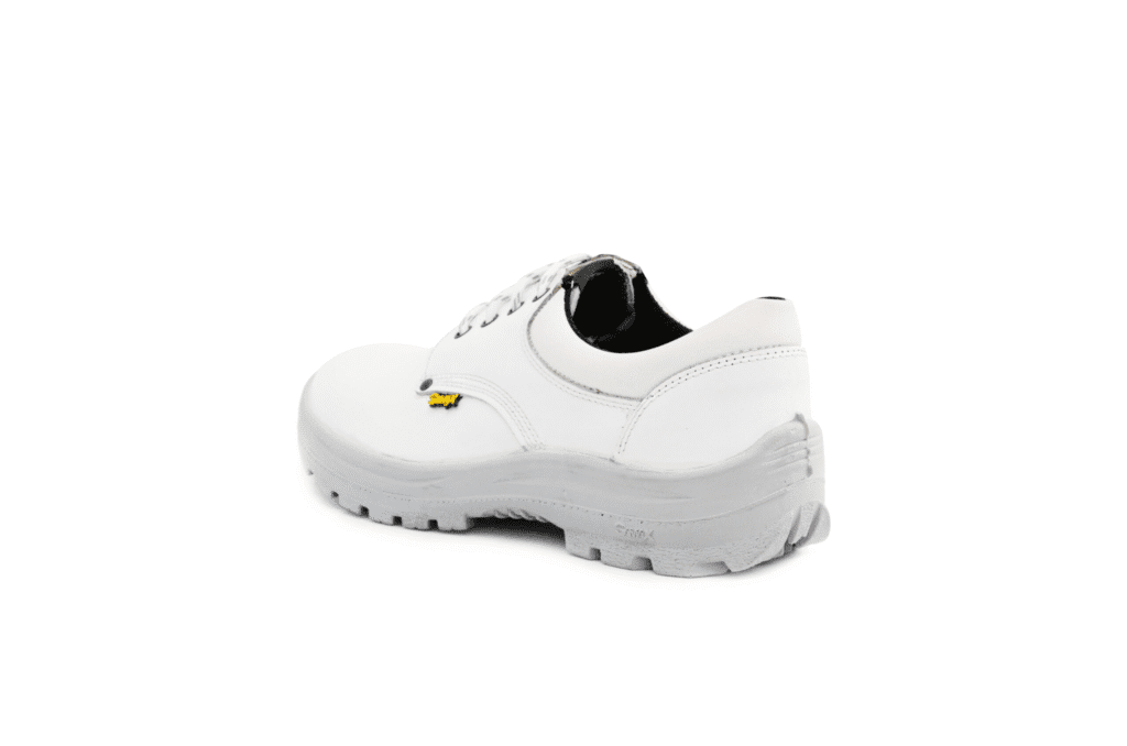 Par de zapatos de seguridad GamaX, modelo 102A-1112P, en cuero flor color negro con suela blanca, vistas de frente.