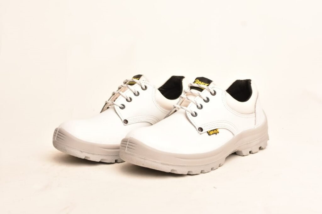 Par de zapatos de seguridad GamaX, modelo 102A-1112P, en cuero flor color blanco con suela gris.