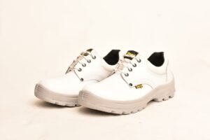Par de zapatos de seguridad GamaX, modelo 102A-1112P, en cuero flor color blanco con suela gris.