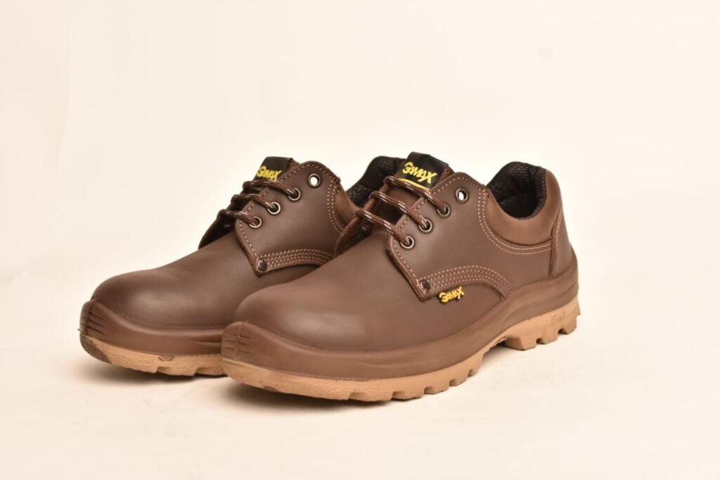 Par de zapatos de seguridad GamaX, modelo 102A-1112P, en cuero flor color marrón con suela color caramelo.