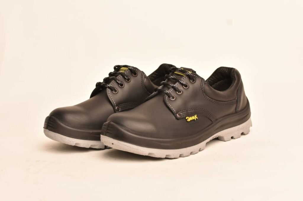 Par de zapatos de seguridad GamaX, modelo 102A-1112P, en cuero flor color negro con suela gris.