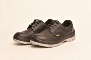 Zapato de seguridad Prusiano Negro GamaX 102A-1112P Par de zapatos de seguridad GamaX, modelo 102A-1112P, en cuero flor color negro con suela gris.