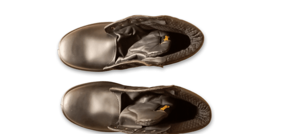 Vista superior del interior de un par de botines de seguridad GamaX, modelo 103A-113P, en color negro, destacando el acolchado y la plantilla para mayor confort.