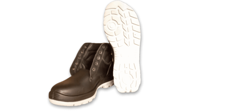 Botín de seguridad GamaX, modelo 103A-113P, en color negro, junto a otro botín apoyado sobre su suela blanca y antideslizante.