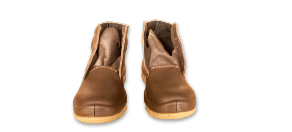 Par de botines de seguridad GamaX, modelo 103A-113P, en color marrón, con la parte superior de la caña doblada, mostrando el interior del calzado.