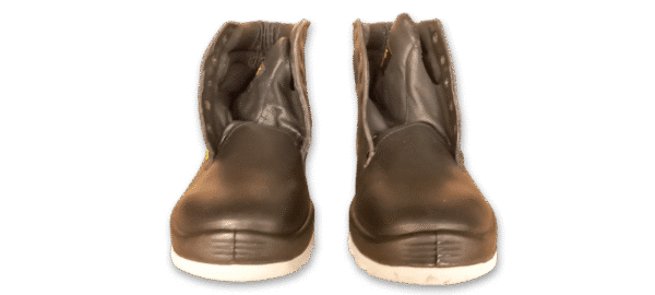 Par de botines de seguridad GamaX, modelo 103A-113P, en color negro, con la parte superior de la caña doblada, mostrando el diseño acolchado.