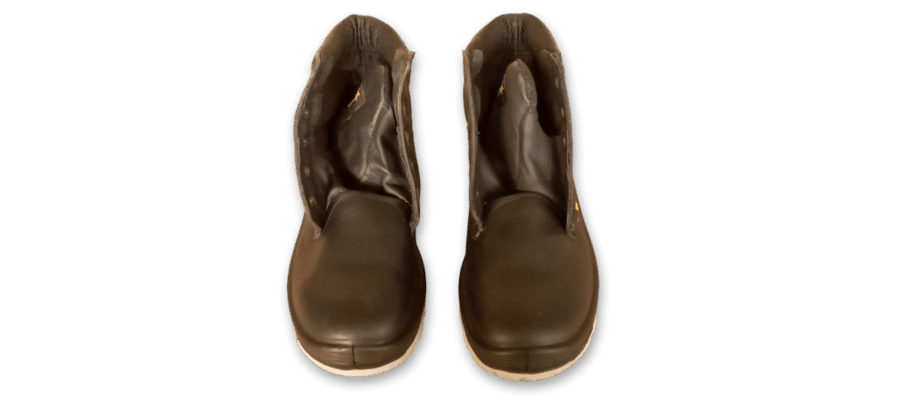 Bota de seguridad robusta GamaX, modelo 104A-114P, en color negro, vista de perfil, con un diseño sin cordones y caña alta.