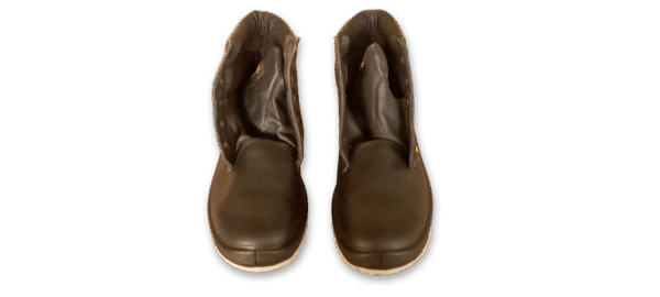 Bota de seguridad robusta GamaX, modelo 104A-114P, en color negro, vista de perfil, con un diseño sin cordones y caña alta.
