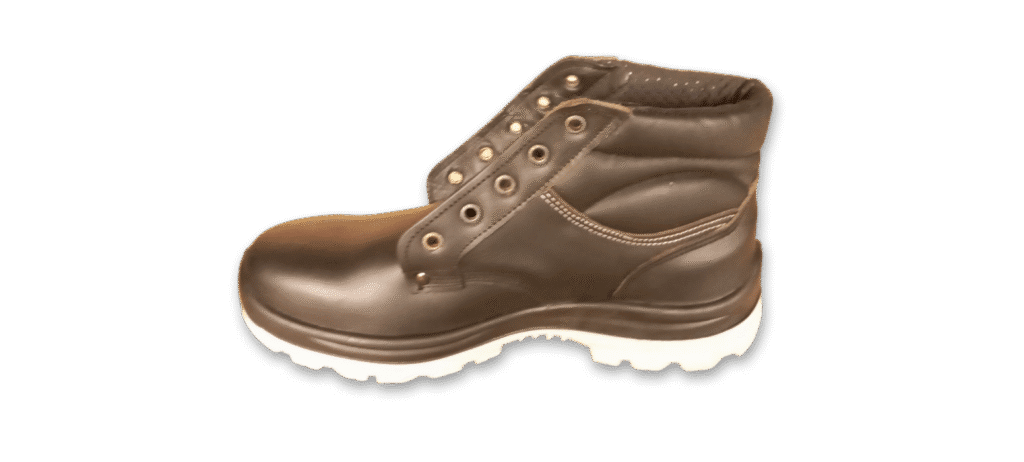 Botín de seguridad GamaX, modelo 103A-113P, en color negro, visto de perfil, sin cordones para un enfoque en el diseño de la caña baja.