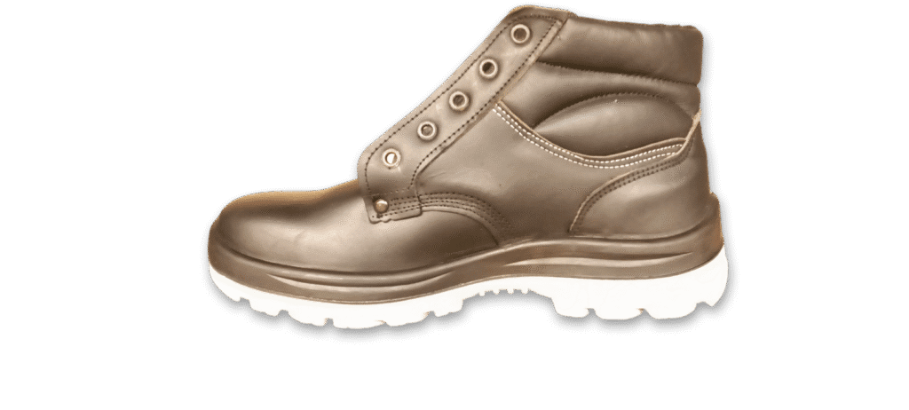 Botín de seguridad GamaX, modelo 103A-113P, en color negro, visto de perfil, con la puntera de protección y el sistema de ojalillos de los cordones.