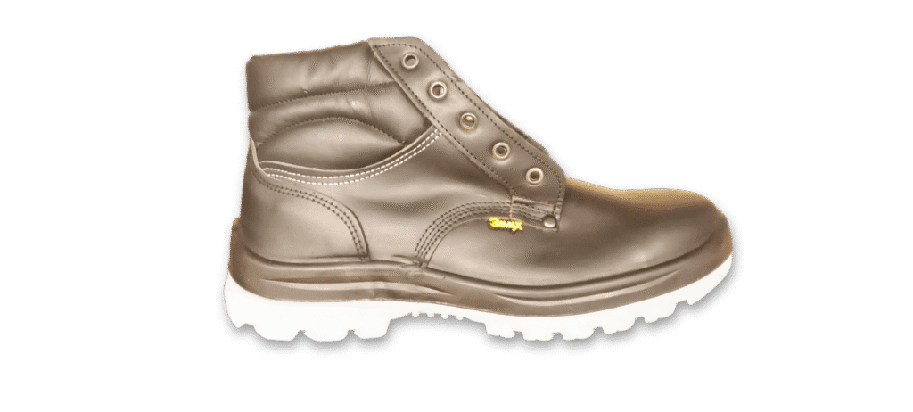 Botín de seguridad GamaX, modelo 103A-113P, en color negro, visto de perfil, resaltando la puntera de seguridad y la suela antideslizante.