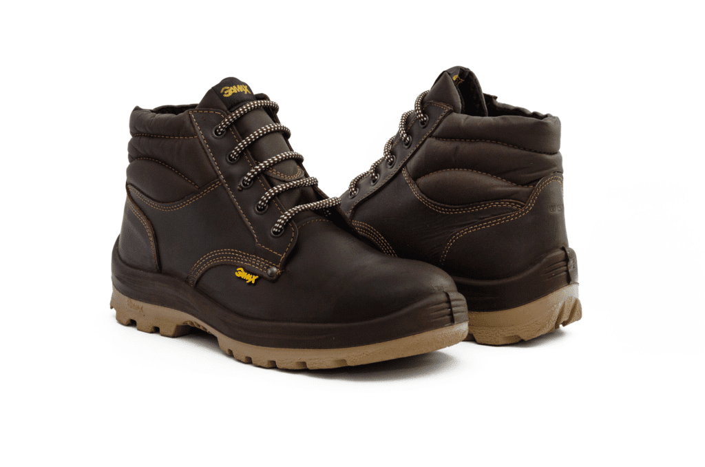 Par de botines de seguridad GamaX, modelo 103A-113P, en color marrón, con cordones bitono y suela antideslizante en tono claro.