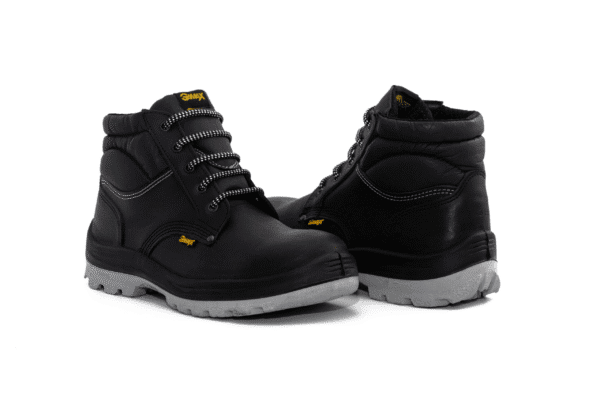 Par de botines de seguridad GamaX, modelo 103A-113P, en color negro, con cordones y suela antideslizante gris.