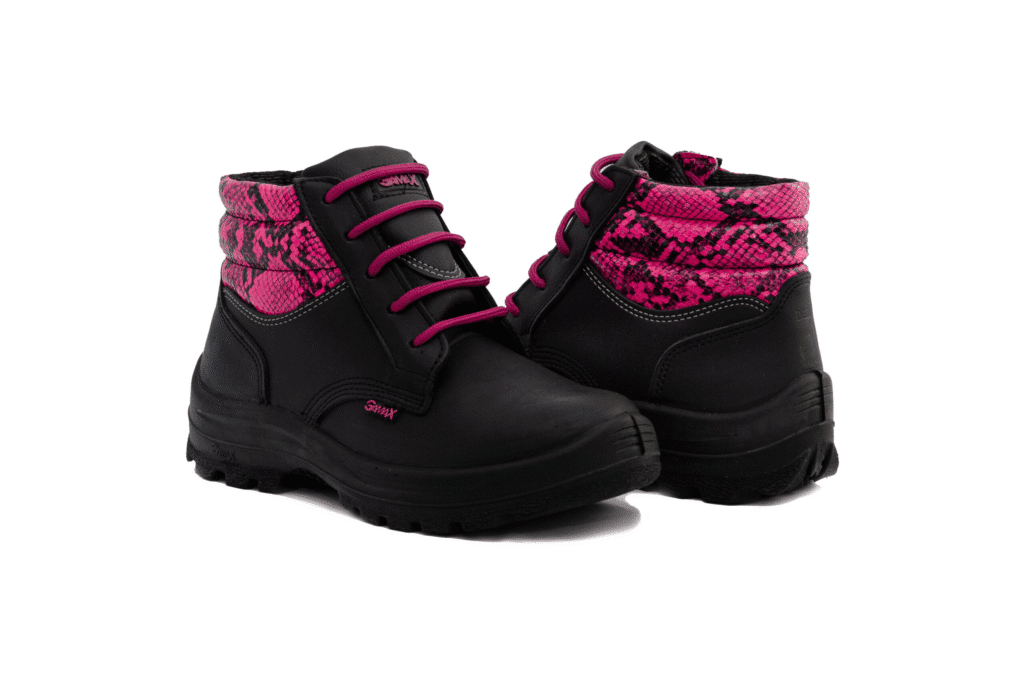 Botín de seguridad GamaX para mujer, modelo 103FA-113FP, de color fucsia y negro con un estampado de pitón en la caña y cordones fucsia.