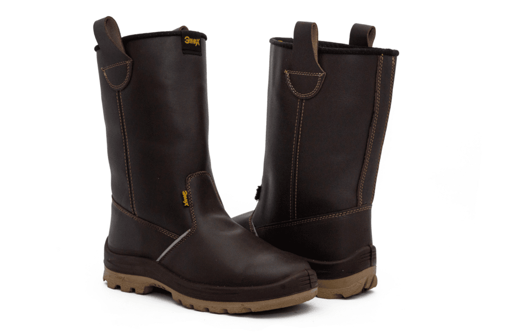Par de botas de seguridad robustas GamaX, modelo 104A-114P, en color marrón, una de ellas mostrando la suela antideslizante.