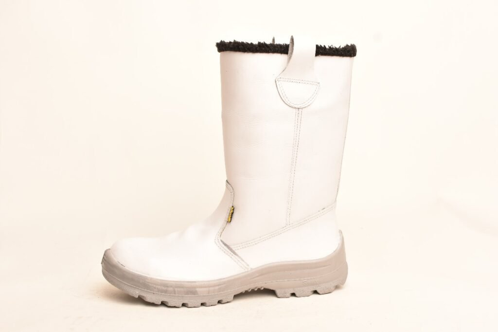 Bota de seguridad robusta GamaX modelo 104A-114P, en color blanco, con caña alta, tiradores para calce y suela gris.