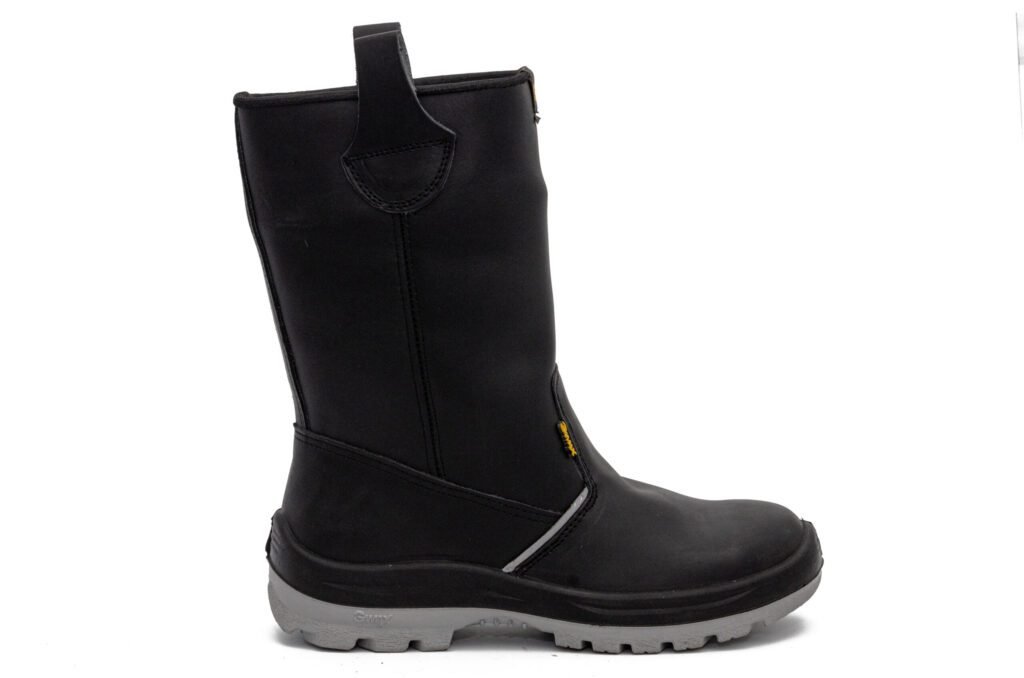 Bota de seguridad robusta GamaX modelo 104A-114P en color marrón, con diseño de caña alta, tiradores para calce y suela de protección.