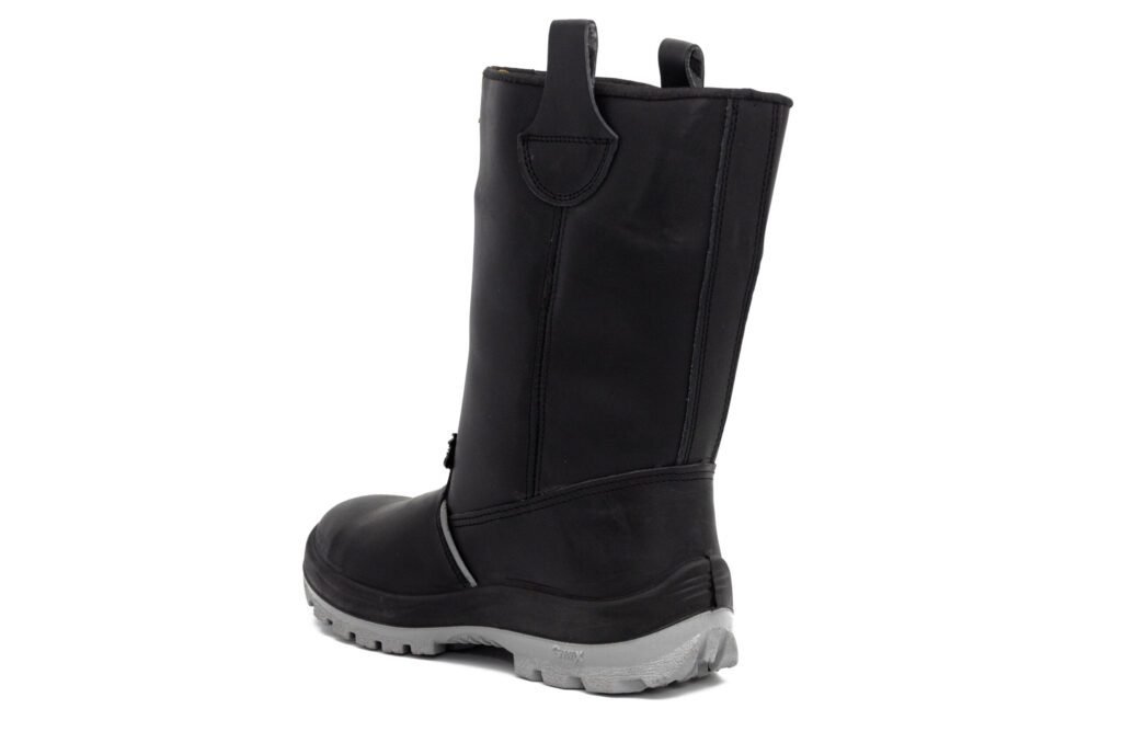 Bota de seguridad robusta GamaX, modelo 104A-114P, en color negro, con caña alta y diseño sin cordones.