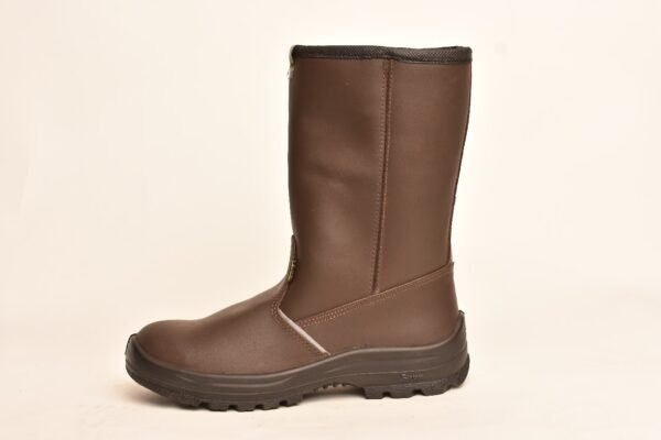 Bota de seguridad robusta GamaX modelo 104A-114P en color marrón, con caña alta, sin cordones y suela de protección negra.