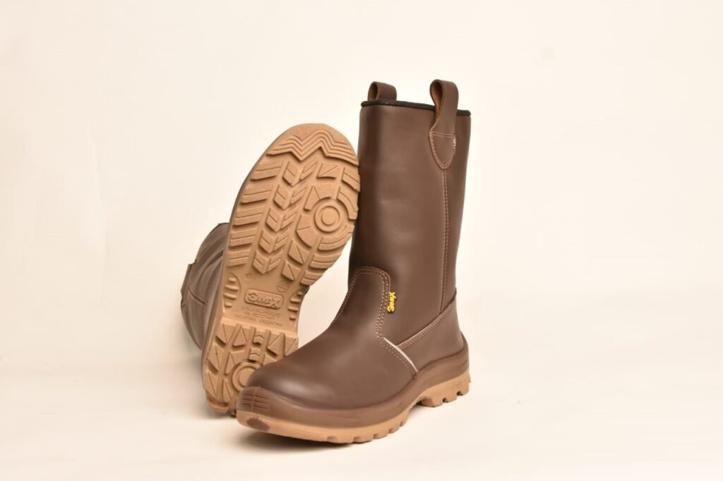 Bota de seguridad robusta GamaX, modelo 104A-114P, en color marrón con diseño de caña alta y suela antideslizante.