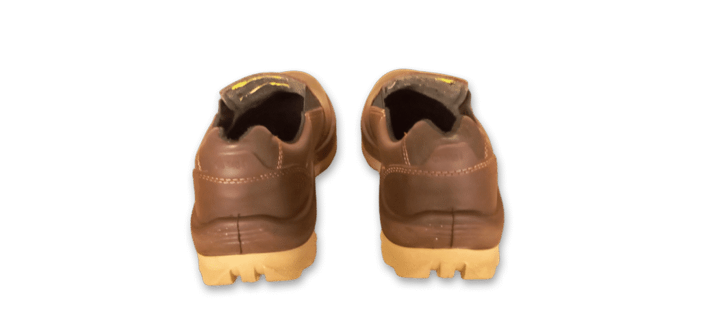 Par de zapatos de seguridad GamaX, modelo 105A-115P, en cuero flor color marrón con tela elastizada y suela de doble densidad de color caramelo, vistas de espalda.
