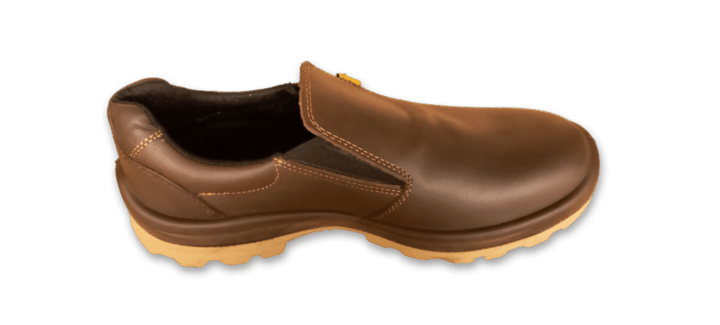 Zapato de seguridad GamaX, modelo 102A-1112P, en cuero flor color negro con suela blanca, vista lateral aérea.