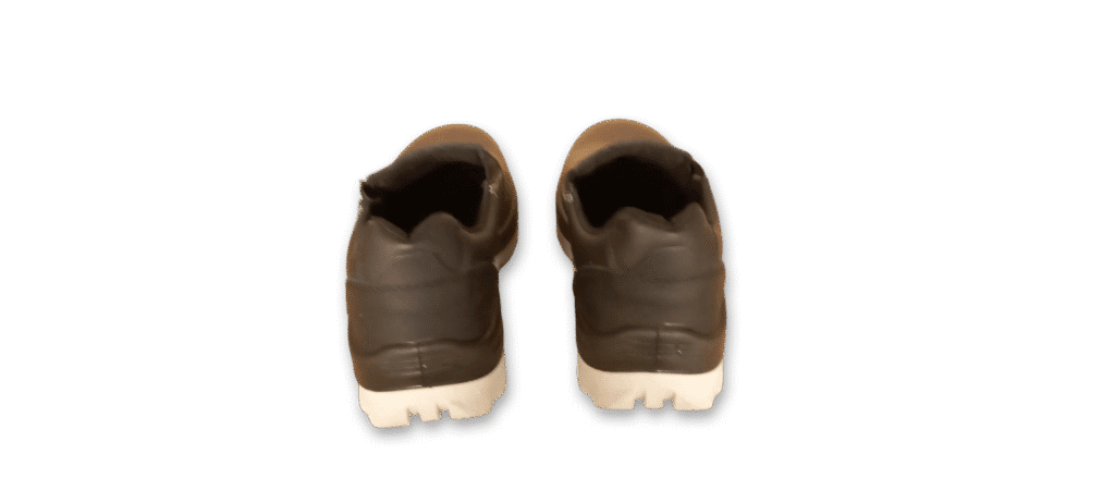 Par de zapatos de seguridad GamaX, modelo 105A-115P, en cuero flor color negro con tela elastizada y suela de doble densidad de color blanco, vistas de espalda.