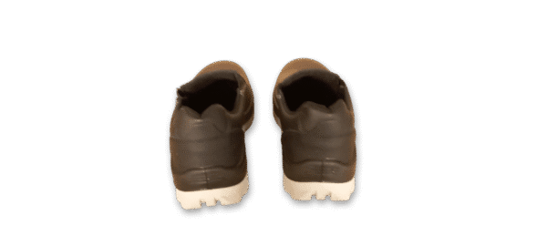 Par de zapatos de seguridad GamaX, modelo 105A-115P, en cuero flor color negro con tela elastizada y suela de doble densidad de color blanco, vistas de espalda.