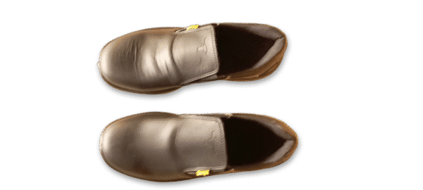 Par de zapatos de seguridad GamaX, modelo 105A-115P, en cuero flor color negro con tela elastizada, vistas desde arriba.