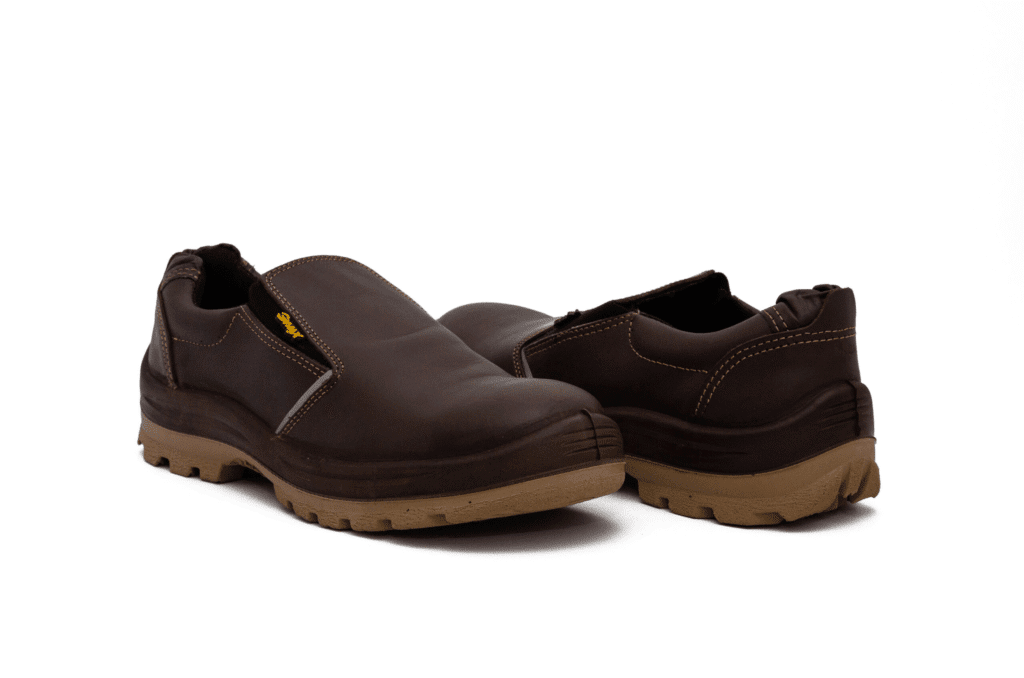 Par de zapatos de seguridad GamaX, modelo 105A-115P, en cuero flor color marrón con tela elastizada y suela de doble densidad de color caramelo.