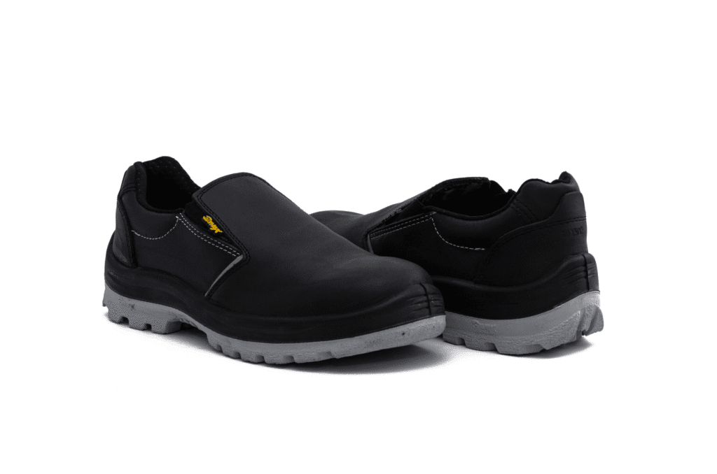 Par de zapatos de seguridad GamaX, modelo 105A-115P, en cuero flor color negro con tela elastizada y suela de doble densidad de color gris.