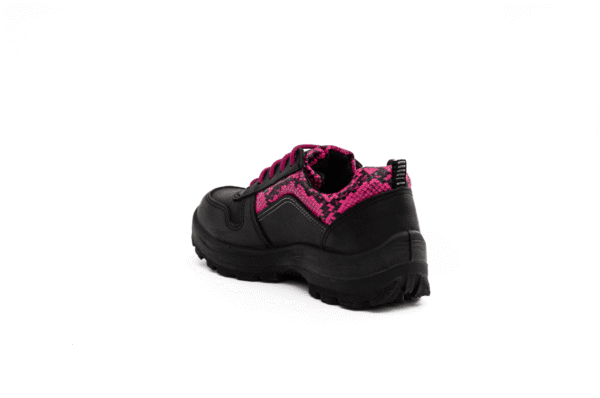 Zapatilla de seguridad para mujer GamaX, modelo 106FCTA-116FCTP, en color negro con detalles en textura de reptil fucsia, vista trasera lateral.