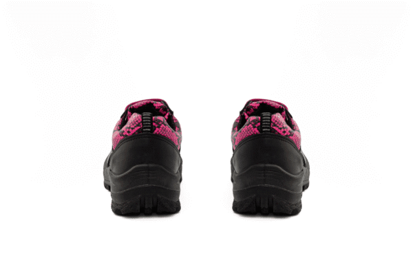 Par de zapatillas de seguridad para mujer GamaX, modelo 106FCTA-116FCTP, en color negro con detalles en textura de reptil fucsia, vistas de espalda.