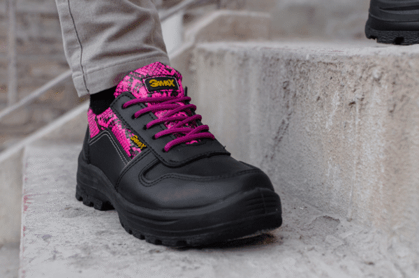Zapatilla de seguridad para mujer GamaX, modelo 106FCTA-116FCTP, en color negro con detalles en textura de reptil fucsia, mostrando la suela.