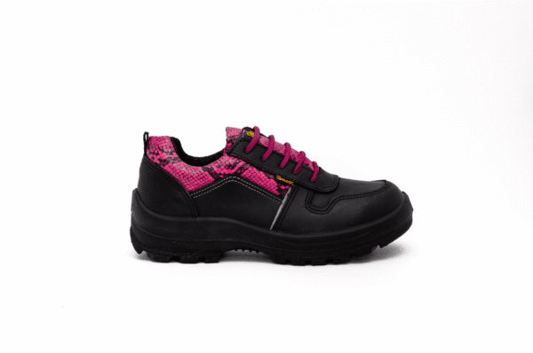 Zapatilla de seguridad para mujer GamaX, modelo 106FCTA-116FCTP, en color negro con detalles en textura de reptil rosa y cordones fucsia.